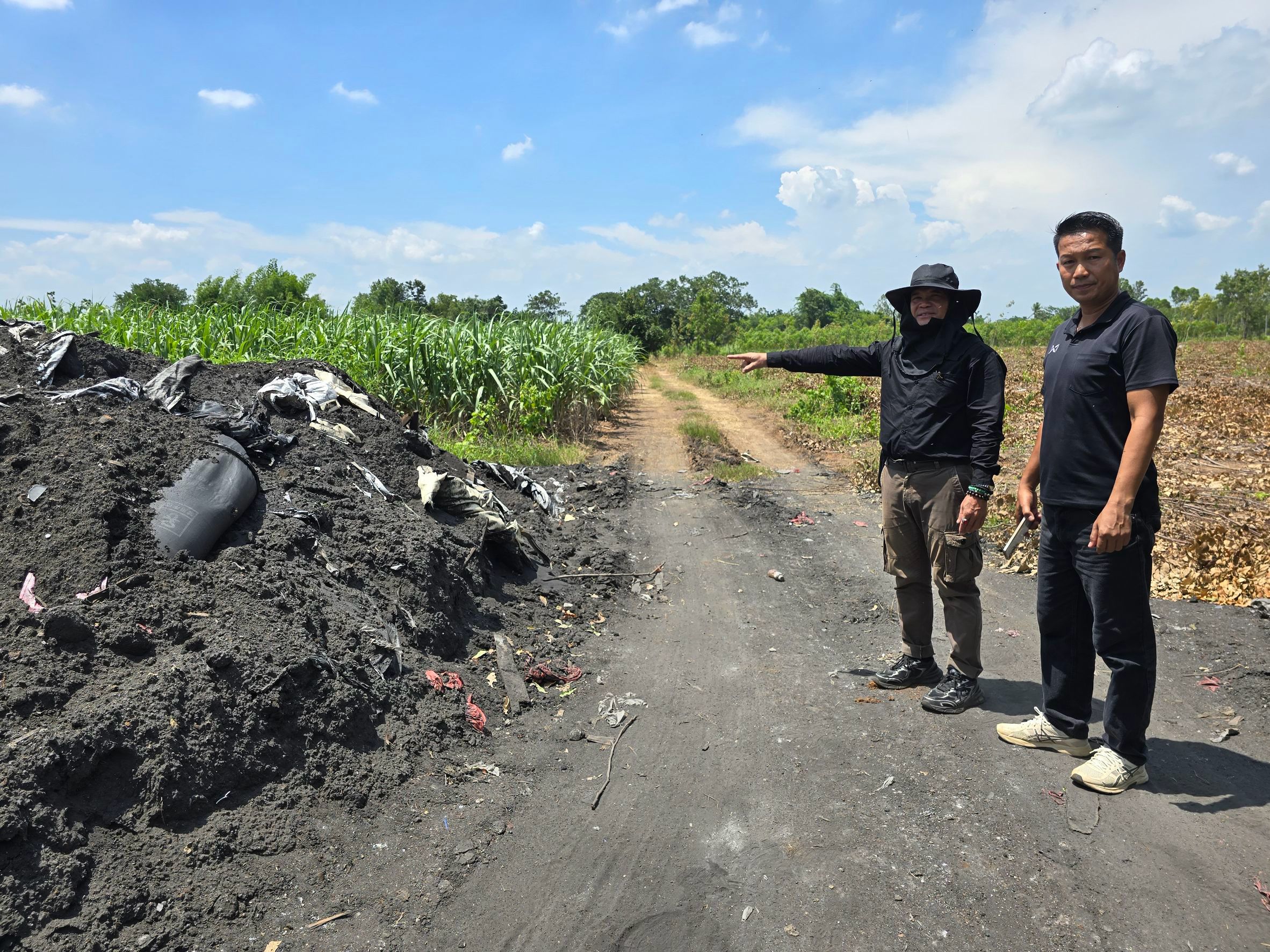 title - วันที่ 24 กรกฎาคม 2569 นายวิทูล ประดิษฐบุญ ปฏิรูปที่ดินจังหวัดปราจีนบุรี มอบหมายให้ นายลิขิต ผันผ่อน ผู้อำนวยการกลุ่มกฎหมาย และเจ้าหน้าที่ ส.ป.ก.ปราจีนบุรี ลงพื้นที่ติดตามปัญหา การลักลอบขนขยะกากของเสียอุตสาหกรรม พื้นที่กบินทร์บุรี
